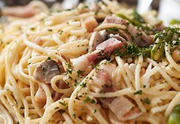 ベーコンとクリームソースのパスタ